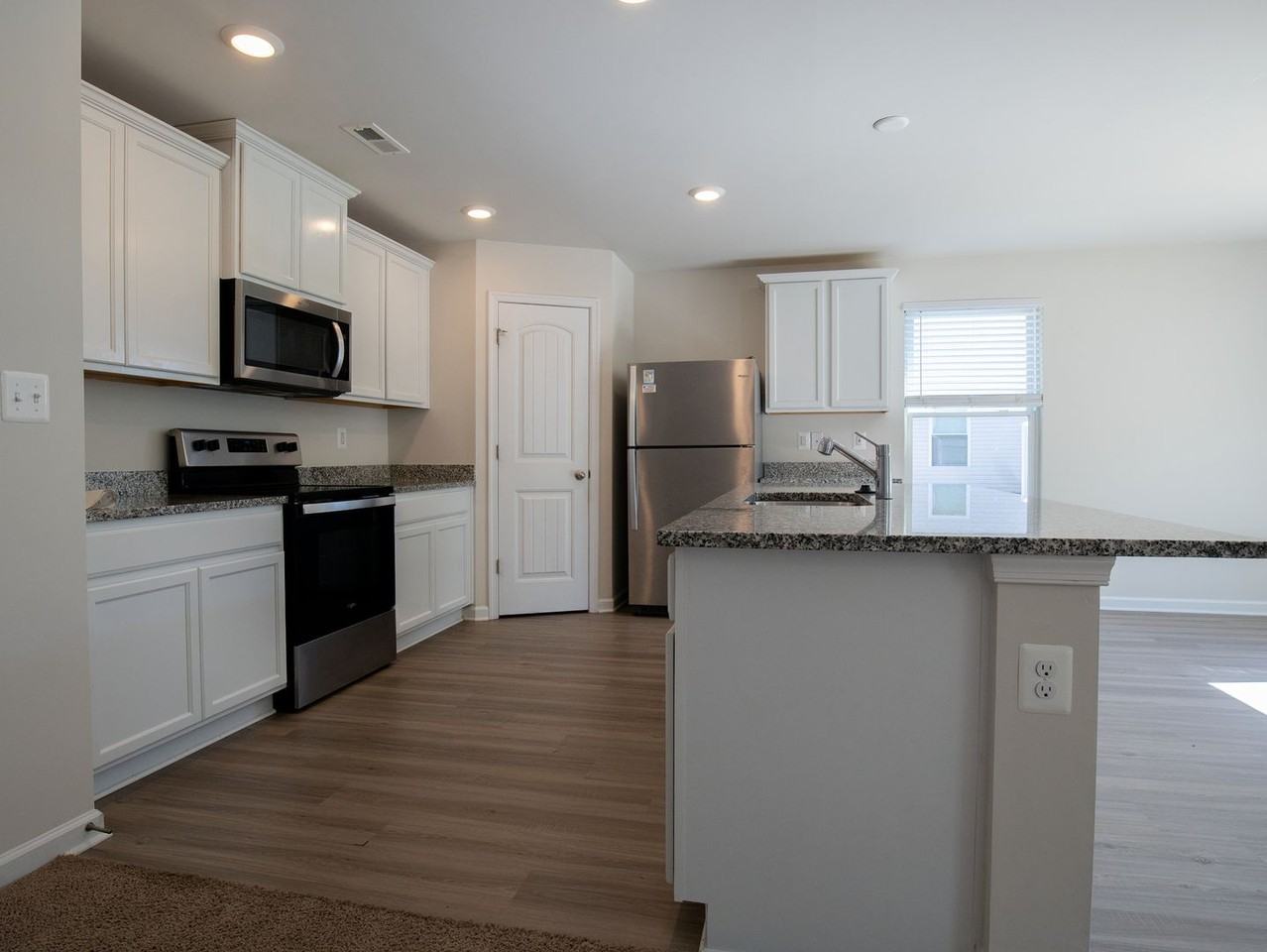 2827 Meadow View Blvd - Photo 7 of 27