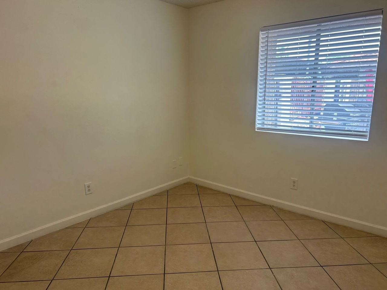 435 E 9th Ave - Photo 6 of 14