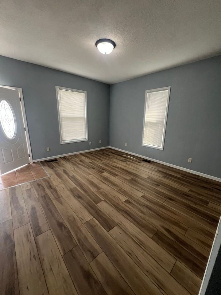 203 S Livergood St - Photo 2 of 8