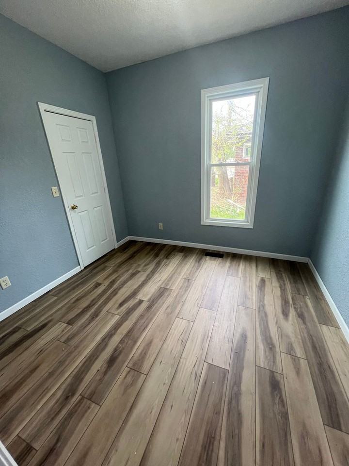 203 S Livergood St - Photo 4 of 8