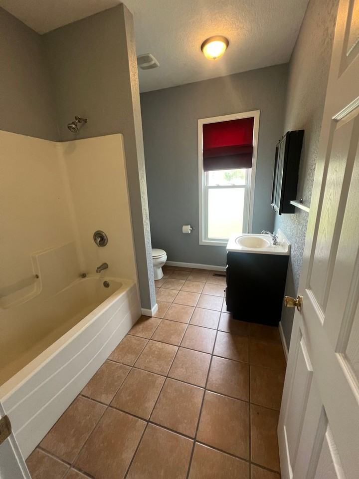 203 S Livergood St - Photo 5 of 8