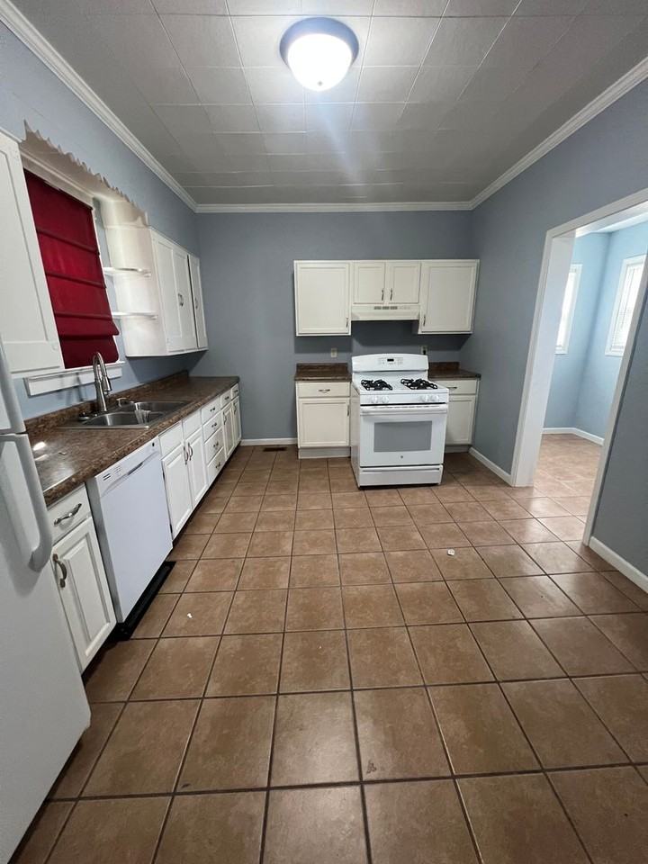 203 S Livergood St - Photo 7 of 8