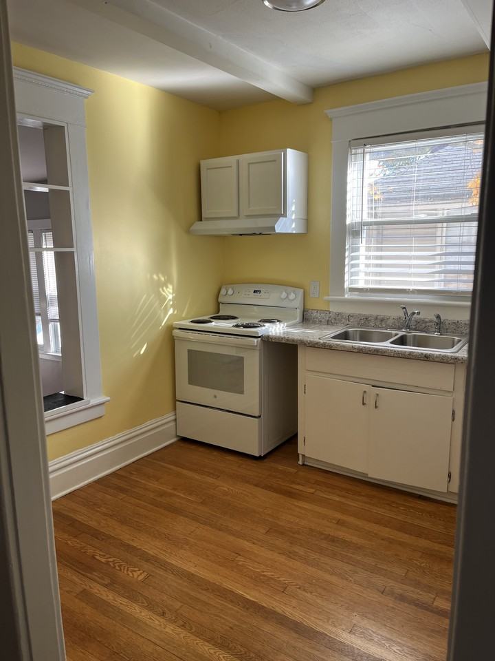 104 Grand Ave Ne - Photo 4 of 11