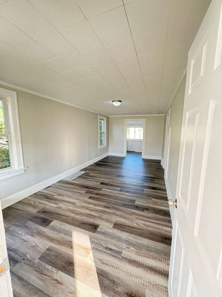 29007 Foxboro St - Photo 2 of 11