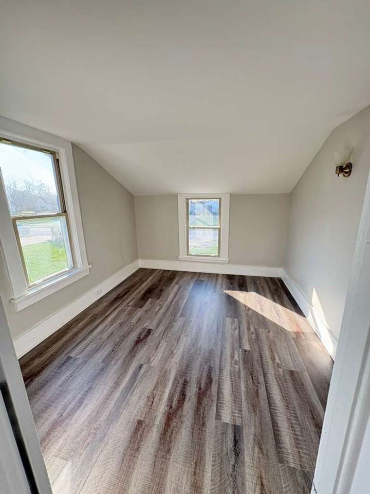 29007 Foxboro St - Photo 3 of 11