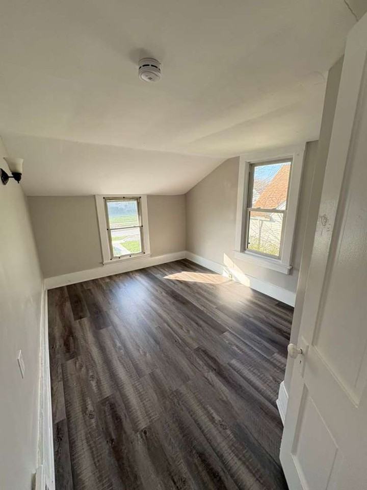 29007 Foxboro St - Photo 4 of 11