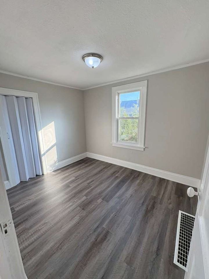 29007 Foxboro St - Photo 6 of 11