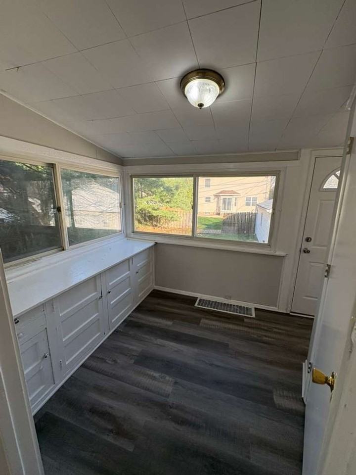 29007 Foxboro St - Photo 7 of 11