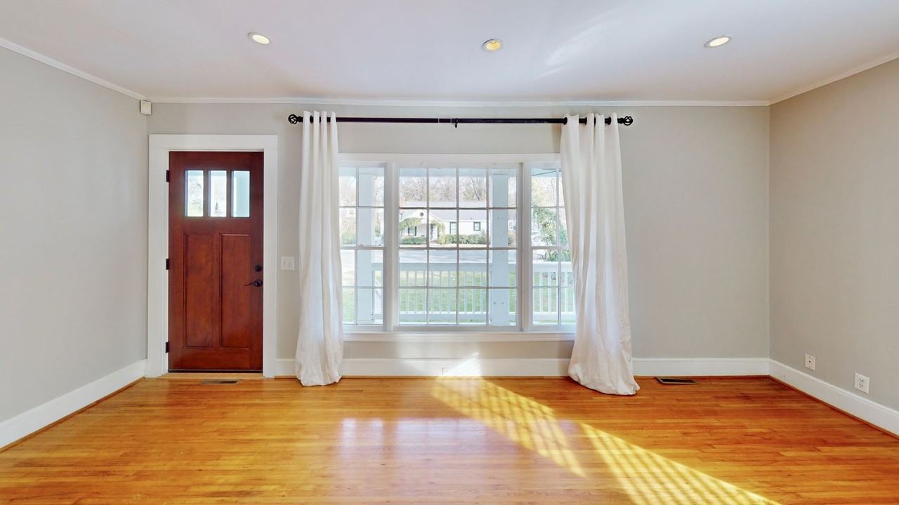 1919 Nassau Blvd - Photo 3 of 19