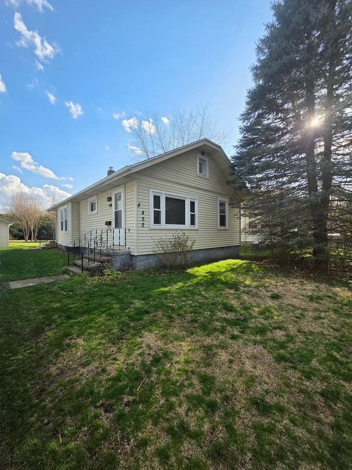 452 Needham Ave - Photo 2 of 19