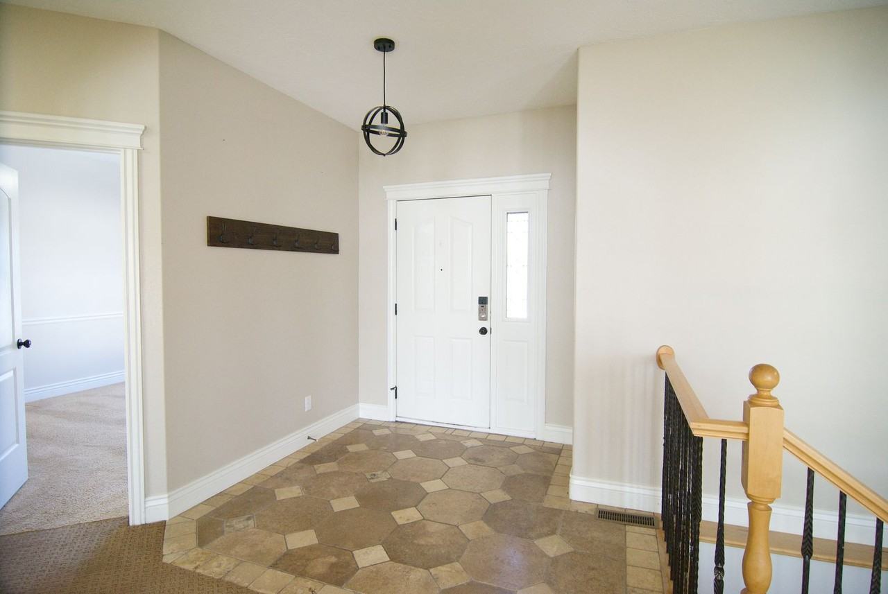 668 Eaglewood Dr - Photo 2 of 37