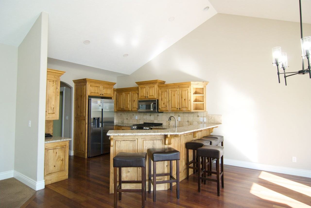 668 Eaglewood Dr - Photo 6 of 37