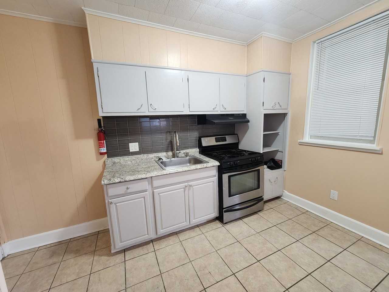 1554 N Frazier St - Photo 4 of 24