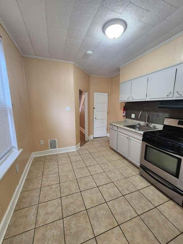 1554 N Frazier St - Photo 5 of 24