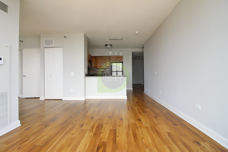 312 N Canal St - Photo 3 of 20