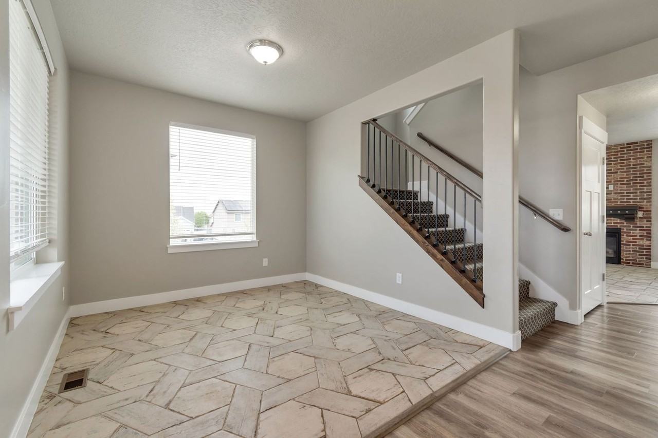 2105 E Weeping Cherry Ln - Photo 3 of 25