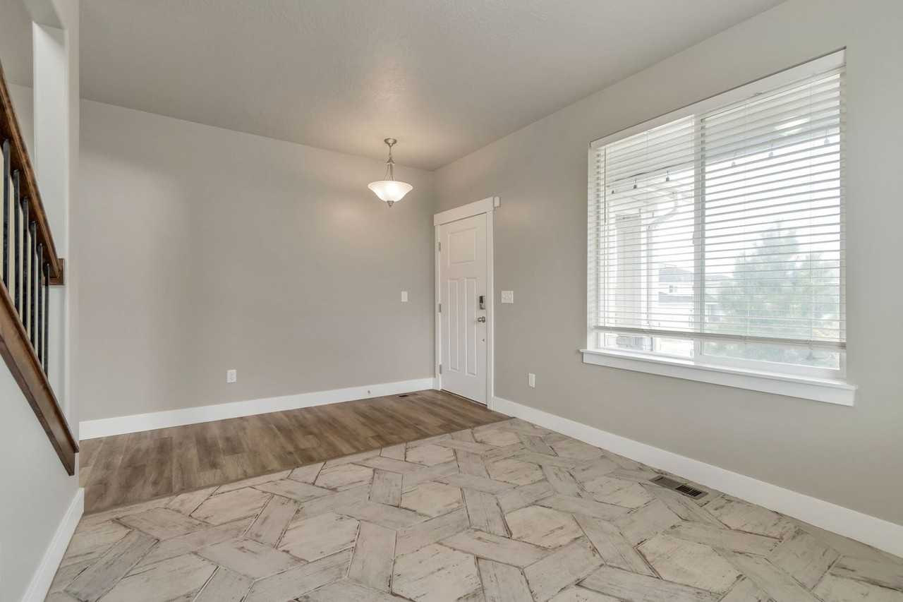 2105 E Weeping Cherry Ln - Photo 4 of 25