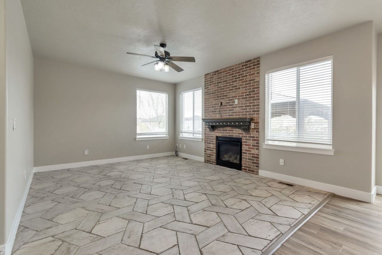 2105 E Weeping Cherry Ln - Photo 5 of 25