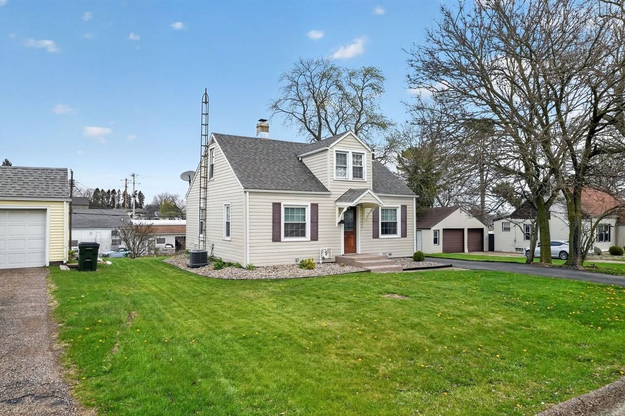 1133 Milford St Ne - Photo 3 of 31