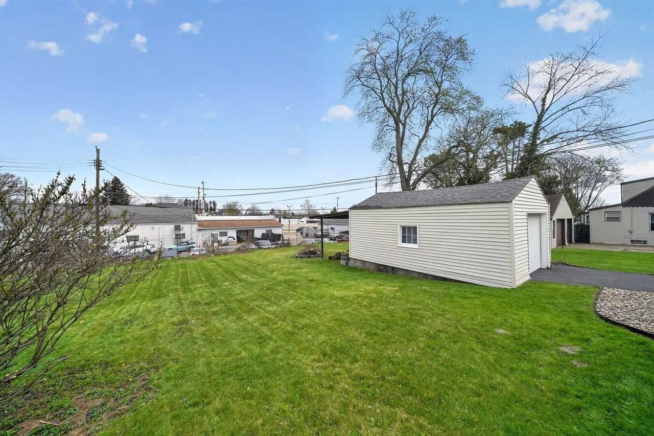 1133 Milford St Ne - Photo 4 of 31