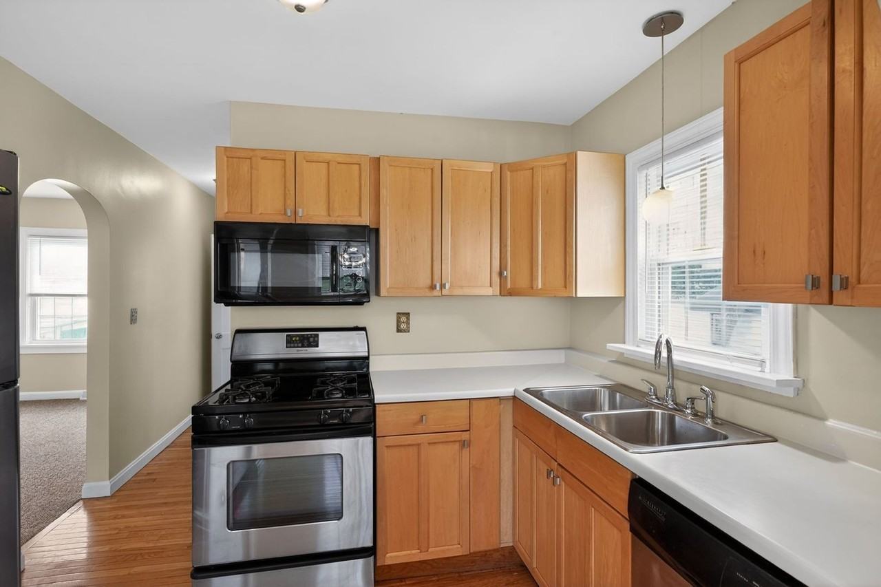 1133 Milford St Ne - Photo 7 of 31