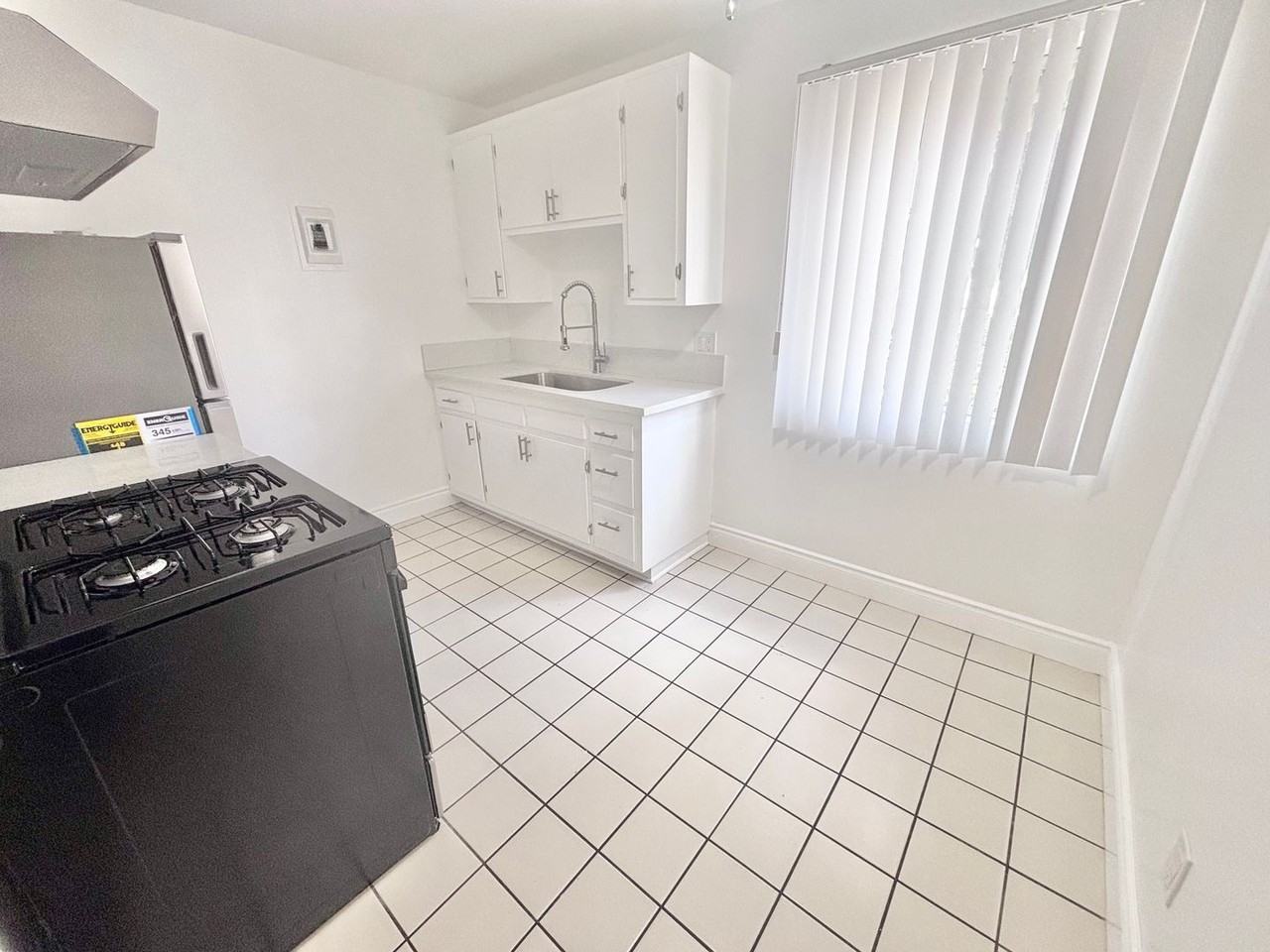 531 E Chevy Chase Dr #4 - Photo 4 of 16