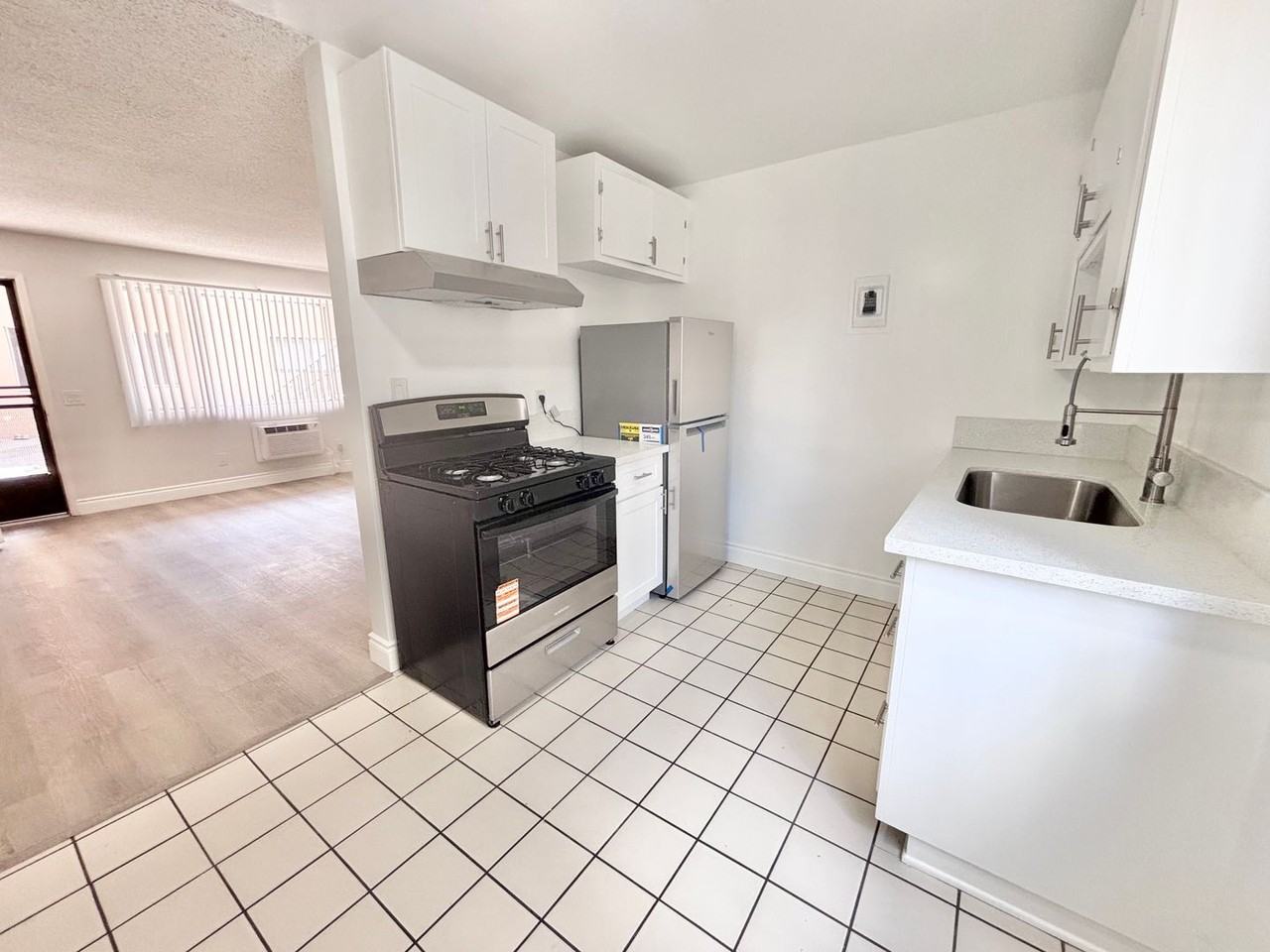 531 E Chevy Chase Dr #4 - Photo 5 of 16