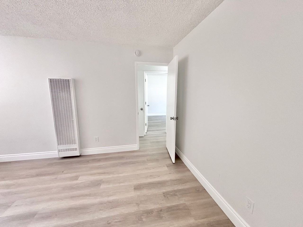 531 E Chevy Chase Dr #4 - Photo 6 of 16