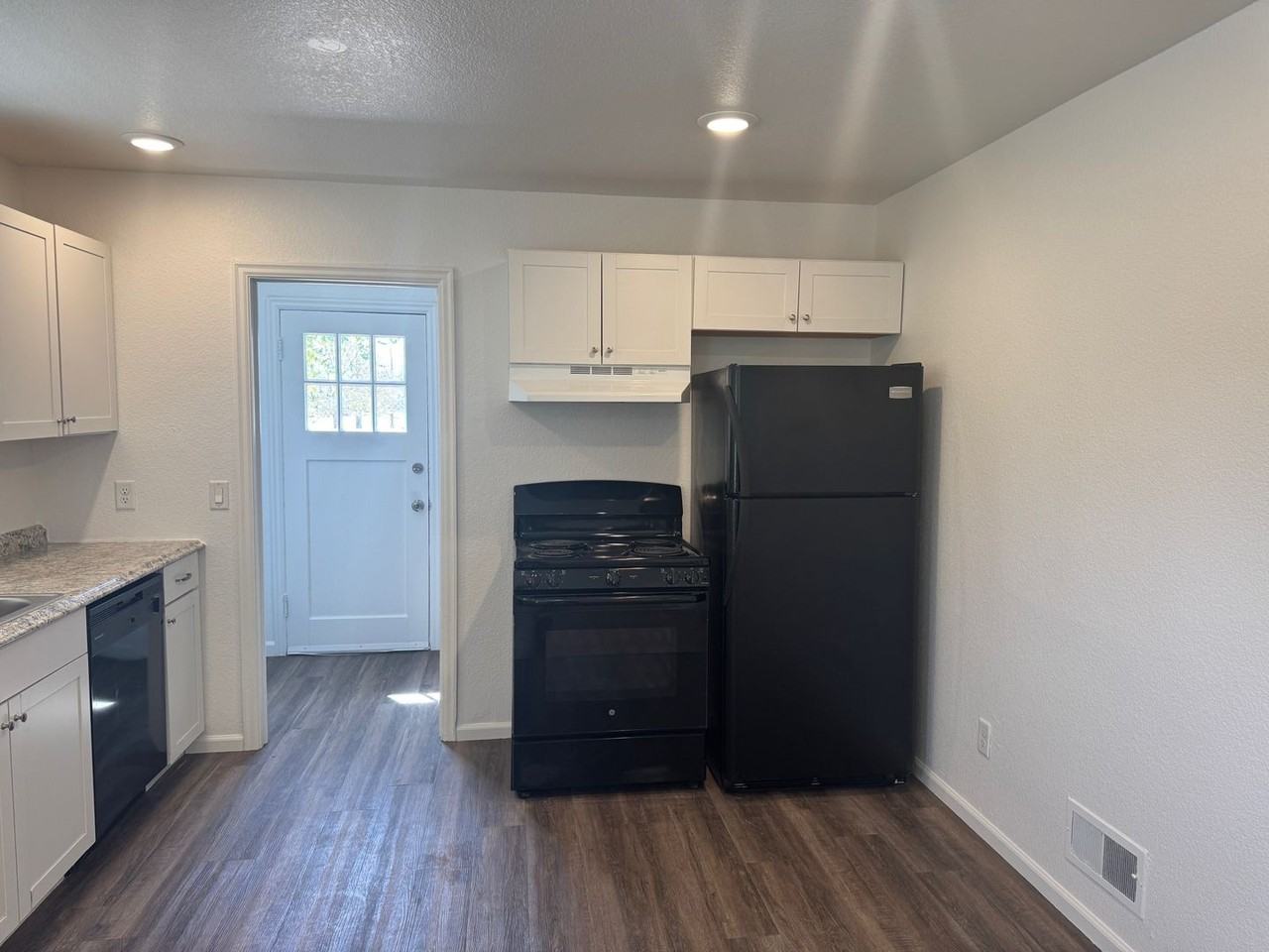 2405 11th Ave - Photo 3 of 8