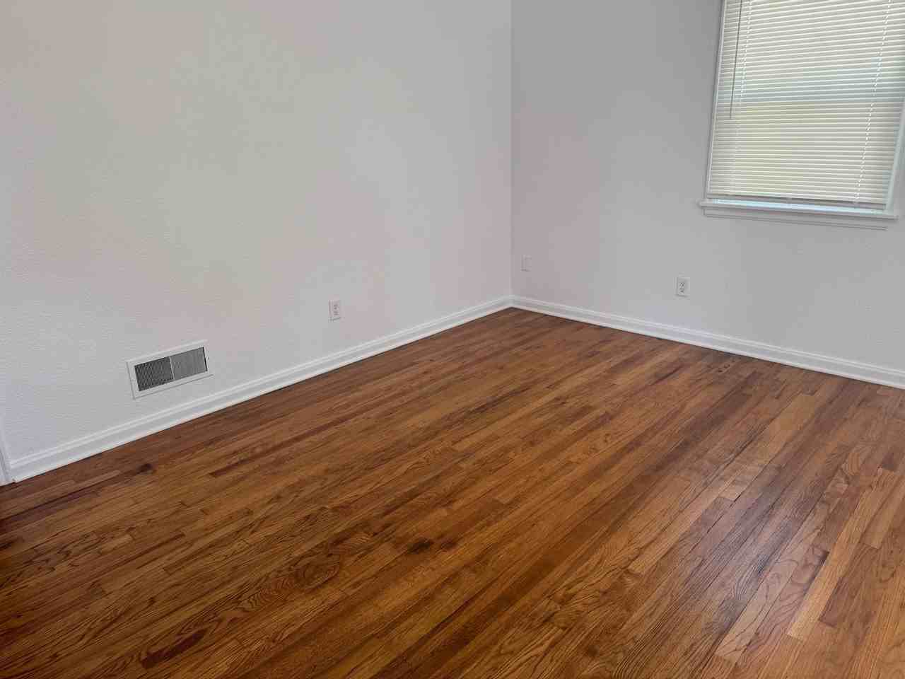 2405 11th Ave - Photo 4 of 8