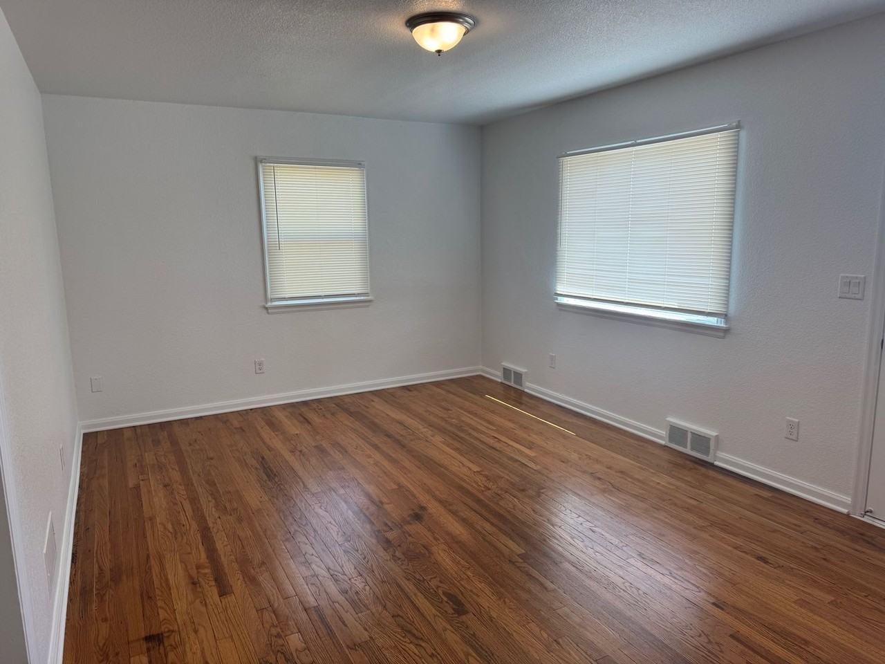 2405 11th Ave - Photo 5 of 8