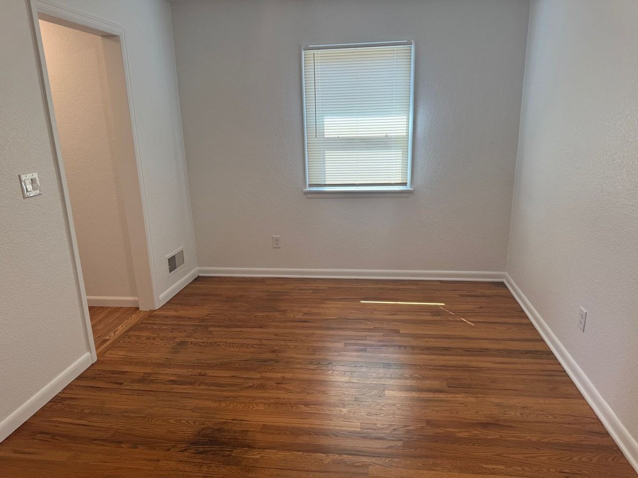 2405 11th Ave - Photo 6 of 8