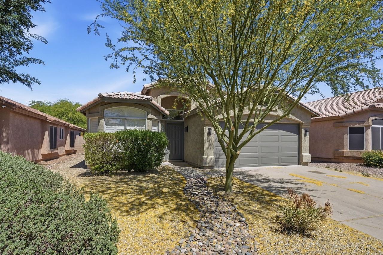 2642 E Hartford Ave - Photo 2 of 31