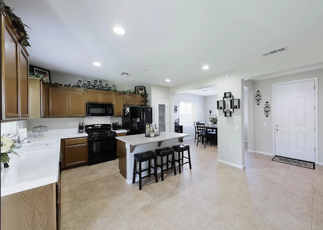 5421 Tejon Ridge Ct - Photo 4 of 21