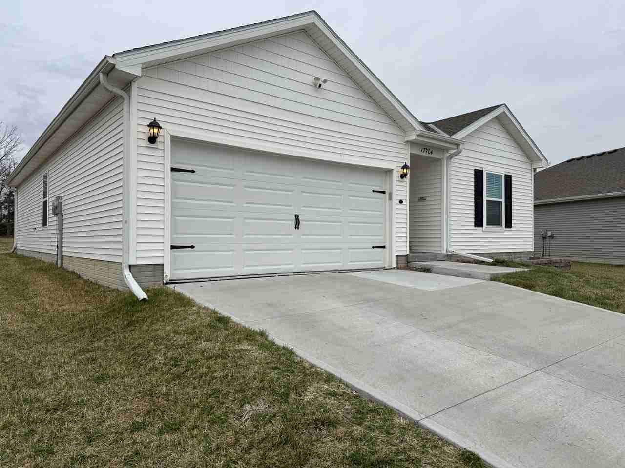 17704 Hampton Dr - Photo 3 of 30