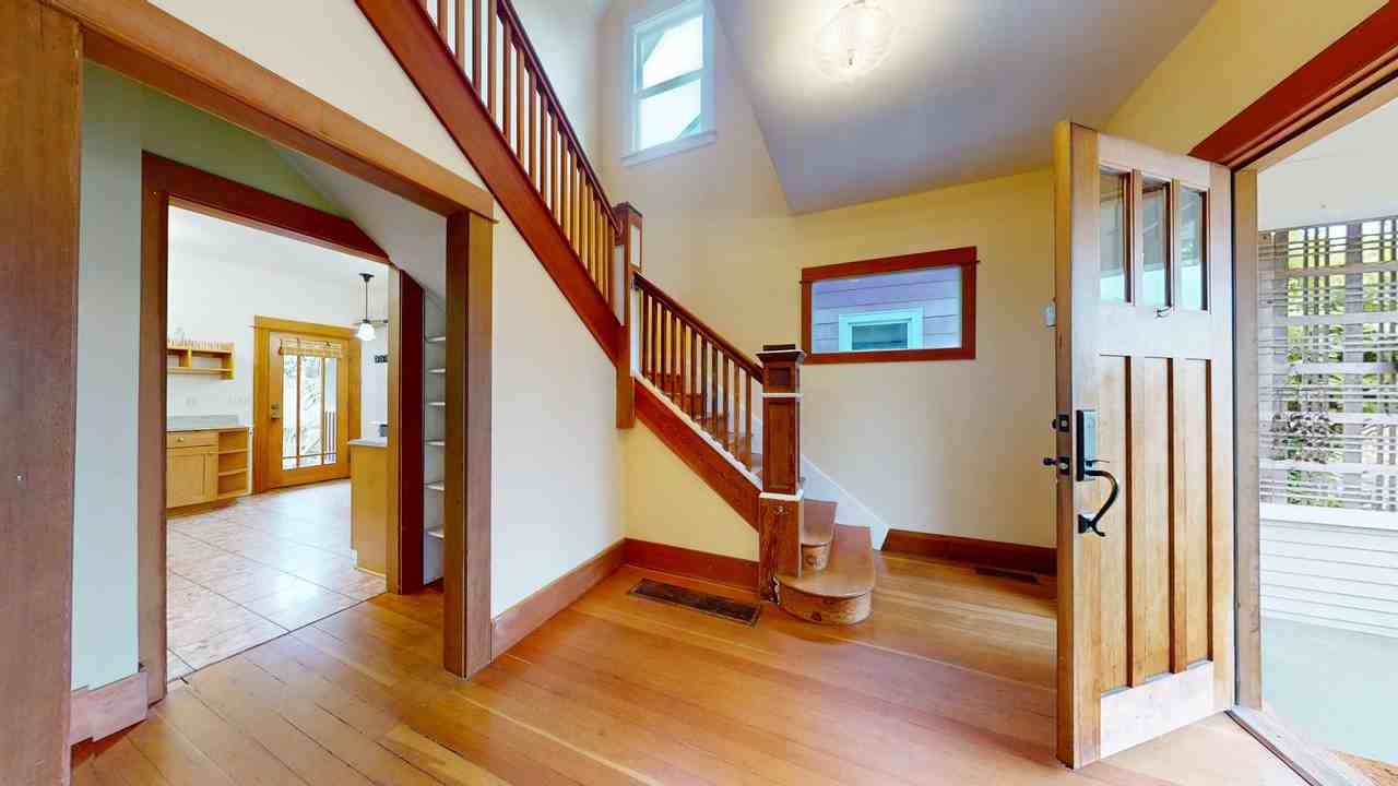 5517 12th Ave Ne - Photo 3 of 33