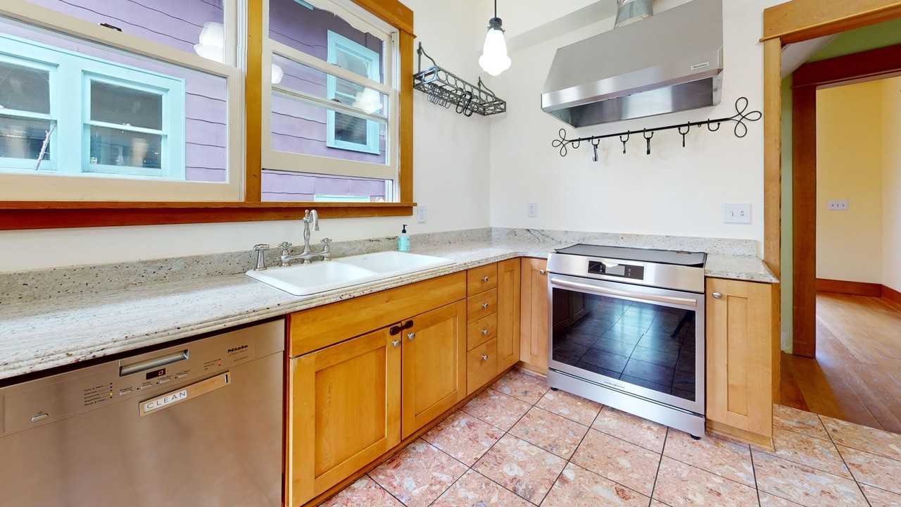 5517 12th Ave Ne - Photo 6 of 33