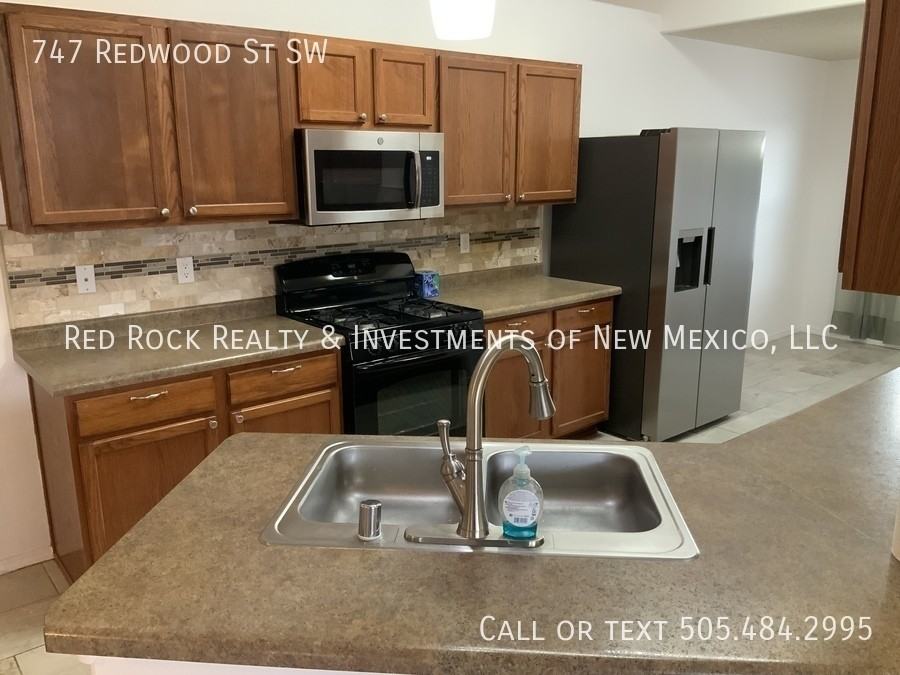 747 Redwood St Sw - Photo 6 of 24