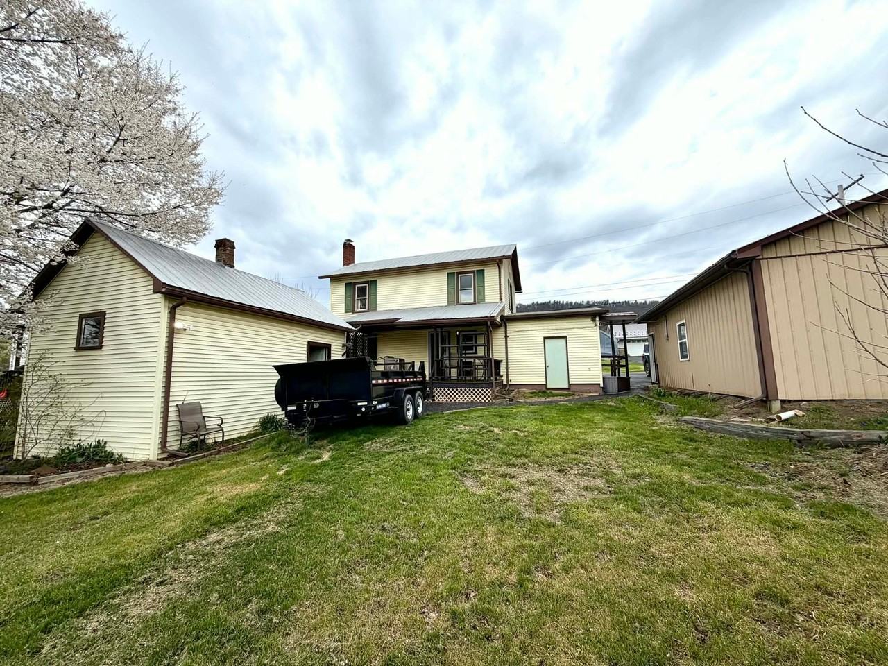 327 W Plum St - Photo 3 of 4