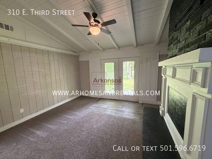 310 Ne 3rd St - Photo 2 of 14