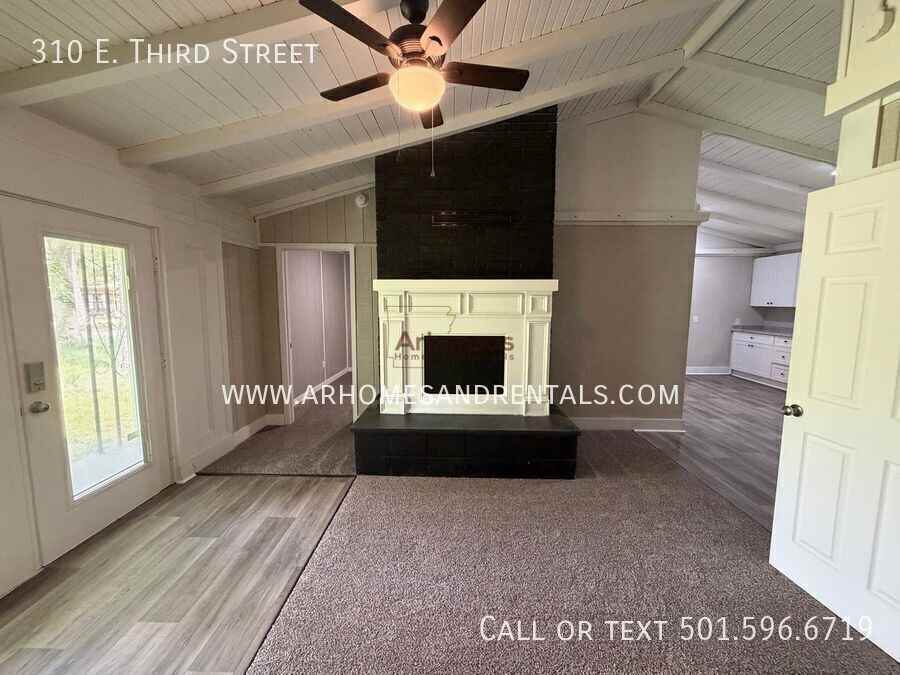 310 Ne 3rd St - Photo 3 of 14