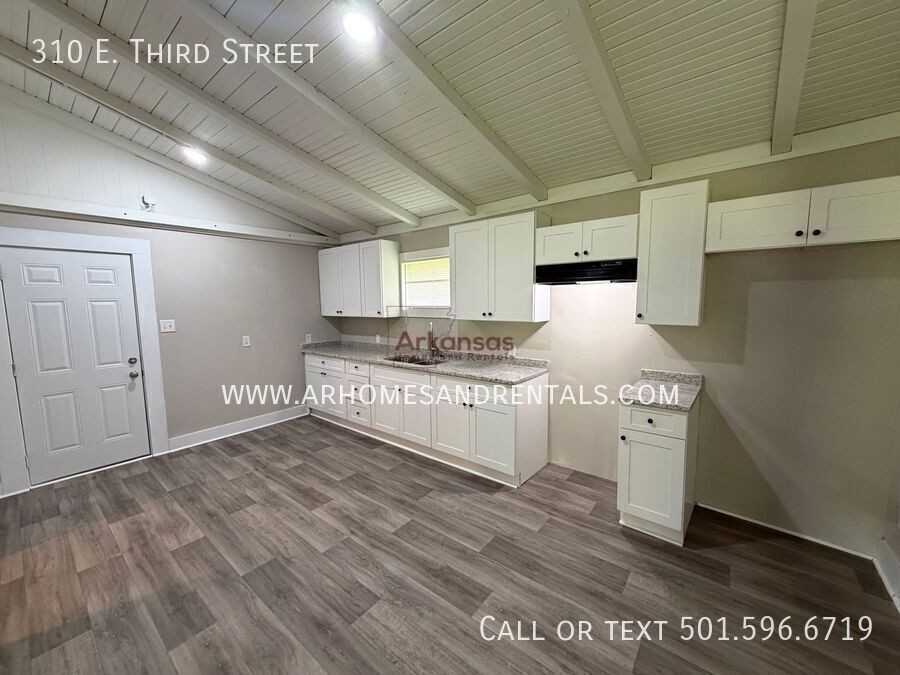 310 Ne 3rd St - Photo 4 of 14