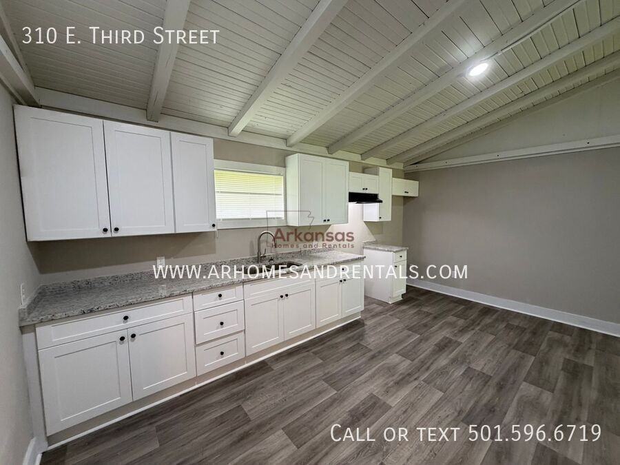 310 Ne 3rd St - Photo 5 of 14