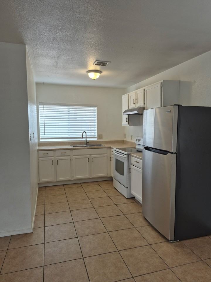 2504 E Mobile Ln - Photo 3 of 11