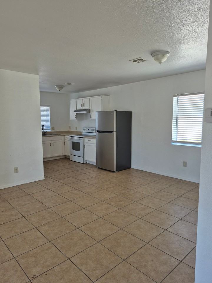 2504 E Mobile Ln - Photo 4 of 11