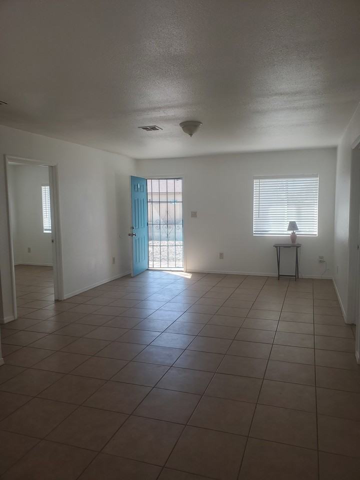 2504 E Mobile Ln - Photo 5 of 11