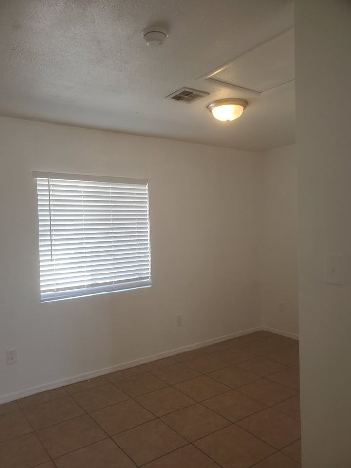 2504 E Mobile Ln - Photo 7 of 11