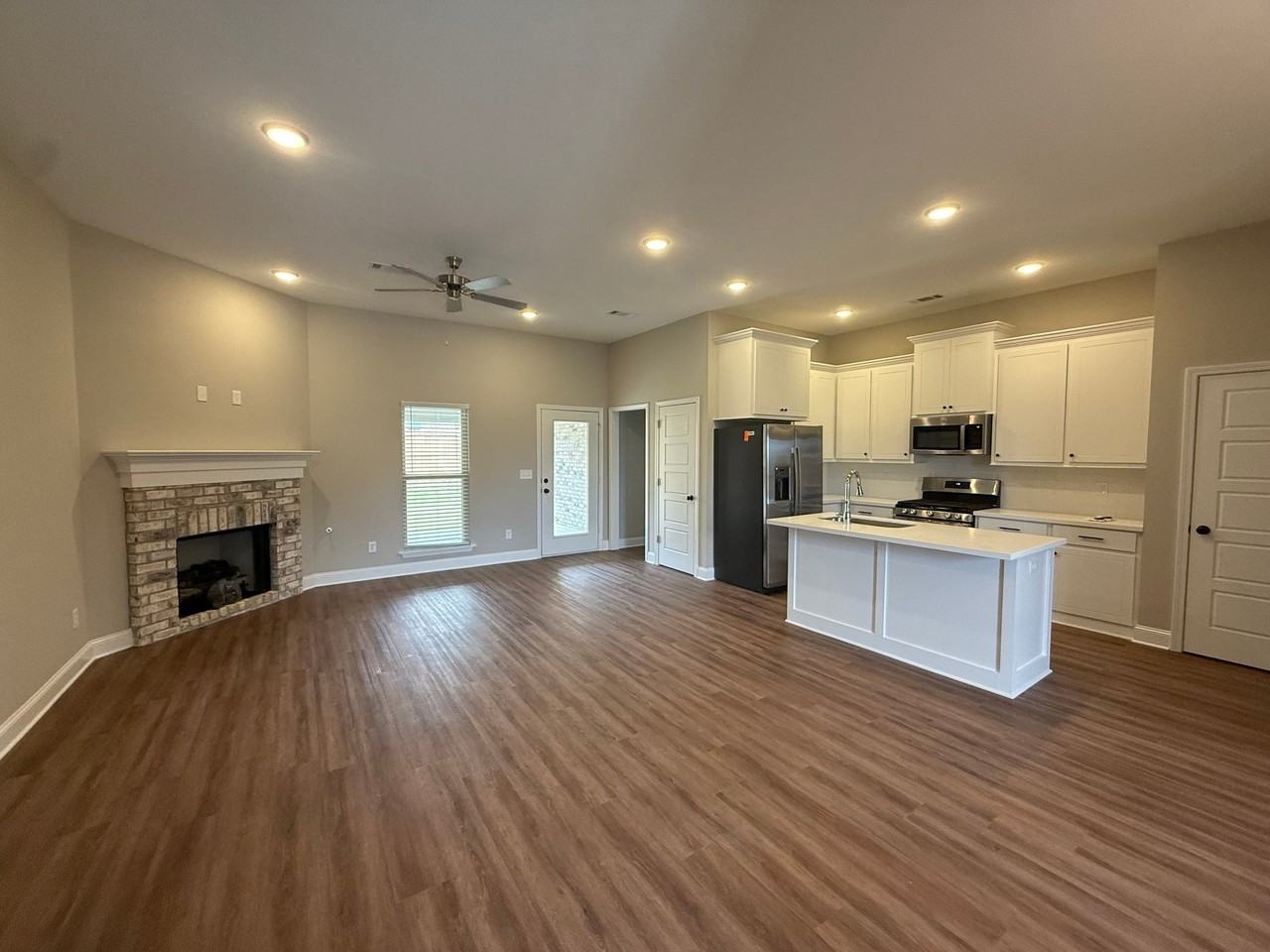 110 Madisonville Dr - Photo 4 of 21