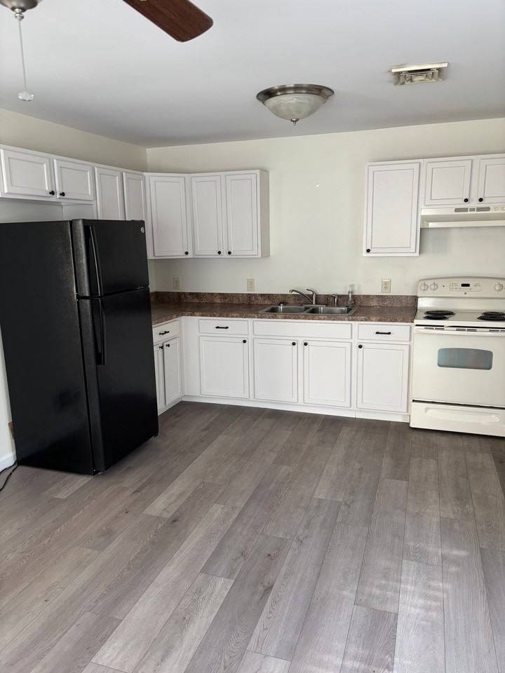 404 N Enola Dr Apt C - Photo 2 of 5