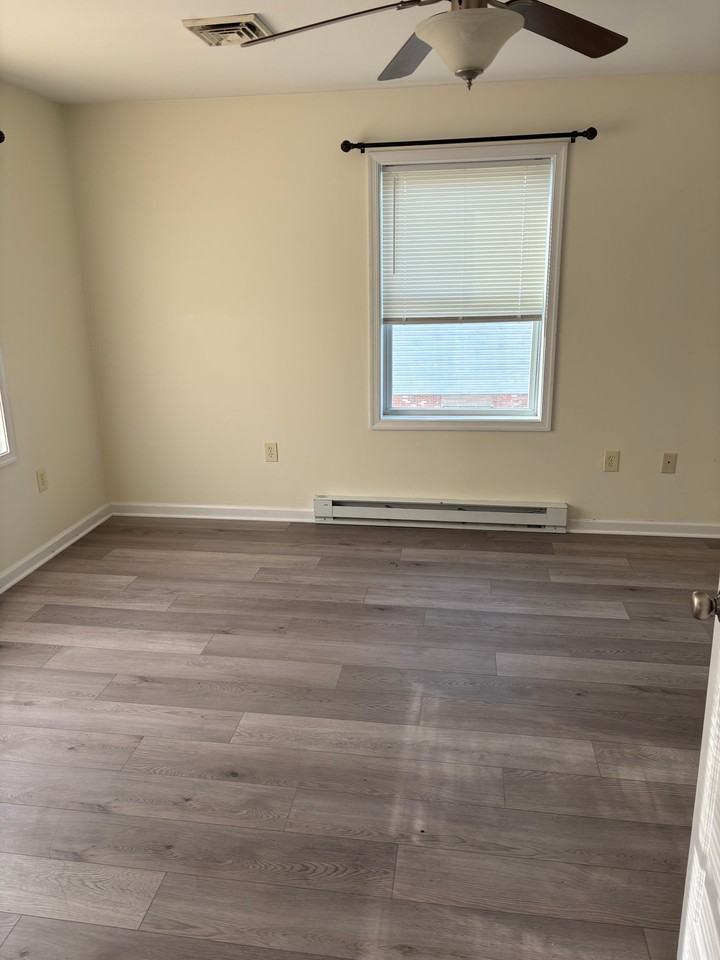 404 N Enola Dr Apt C - Photo 3 of 5